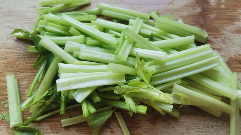 鱿鱼炒年糕,<a style='color:red;display:inline-block;' href='/shicai/ 125'>芹菜</a>摘掉叶子根部,清洗干净切小段