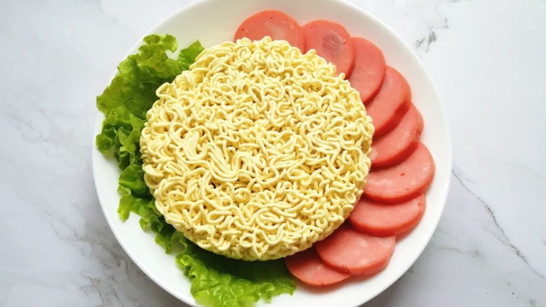 芝士泡面,准备好泡面面饼,<a style='color:red;display:inline-block;' href='/shicai/ 437'>火腿肠</a>切成片。