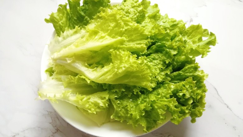 芝士泡面,<a style='color:red;display:inline-block;' href='/shicai/ 121'>生菜</a>洗干净控一下水分。