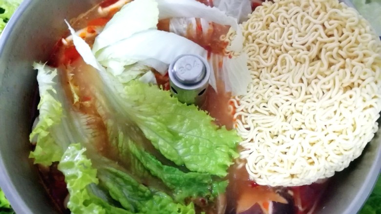 芝士泡面,再下入生菜、白菜和泡面一起煮开即可。