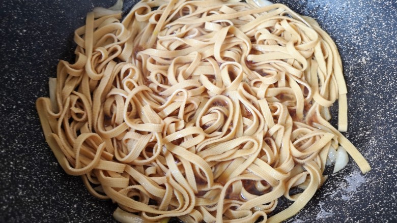 青椒炒豆皮,加入半碗开水,焖炒3分钟。
