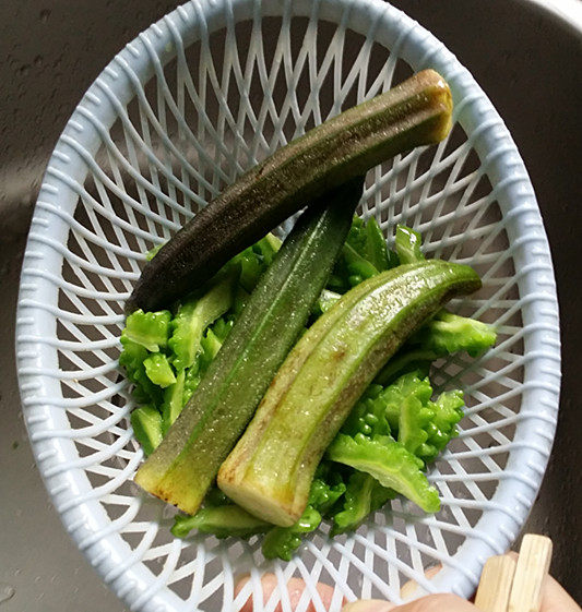 秋葵炒鸡蛋,迅速过下凉水,保持颜色翠绿