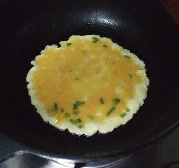 秋葵炒鸡蛋,热锅凉油,倒入鸡蛋液