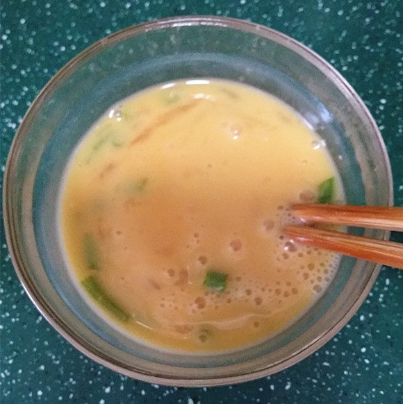 秋葵炒鸡蛋,<a style='color:red;display:inline-block;' href='/shicai/ 9'>鸡蛋</a>打散,放入葱花