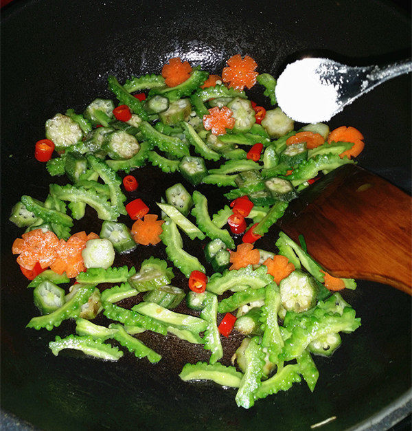 秋葵炒鸡蛋,翻炒均匀后,加盐调味