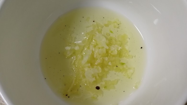 蓑衣黄瓜,滤掉八角麻椒,倒入蒜泥碗里。
