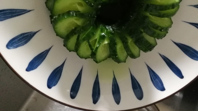 蓑衣黄瓜,控掉腌出的黄瓜汁,这样的黄瓜口感更加脆爽。