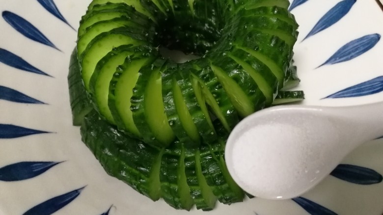 蓑衣黄瓜,盘着放入碗内,均匀洒上盐,腌制半小时。