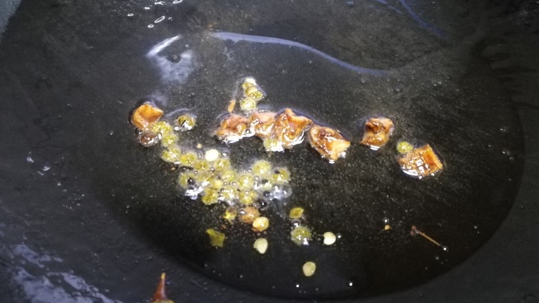 蓑衣黄瓜,热锅凉油,放入八角和麻椒,把油烧滚。