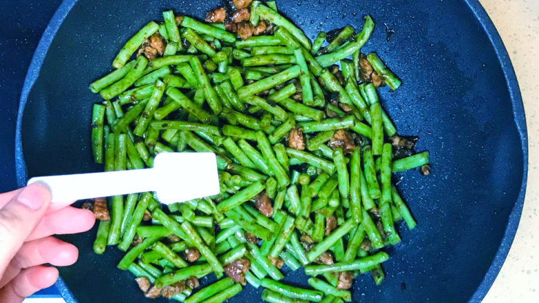 肉末豇豆,根据口味,撒入适量盐