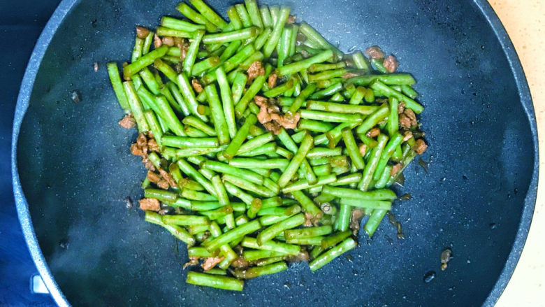 肉末豇豆,看到水份蒸发掉,就可以关火起锅了