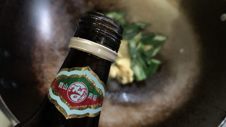 秋葵炒鸡蛋,最后加适量料酒提香,15s旺炒出锅