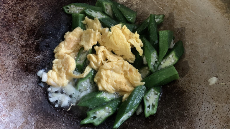 秋葵炒鸡蛋,待秋葵变软,加入鸡蛋块