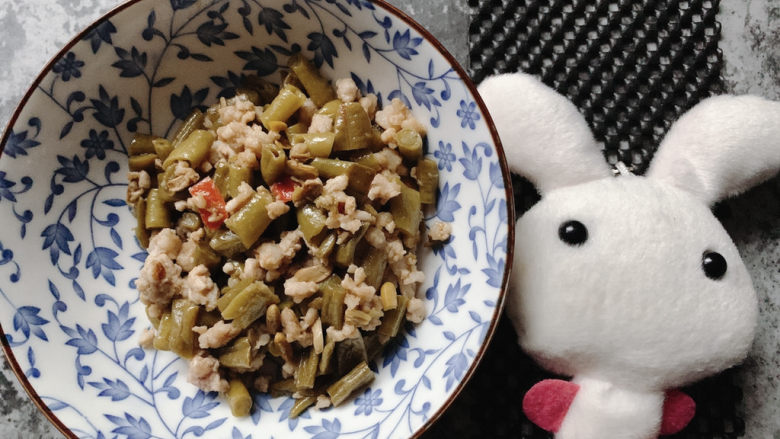 肉末豇豆,因为豇豆腌制过,有咸味,所以没有再加另外的调味料了