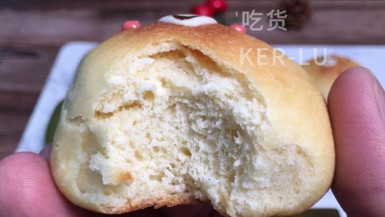 可爱小熊面包,萌萌的,奶香浓郁,柔软香甜,一次发酵节约时间。,加了淡奶油后奶香浓郁,柔软香甜,每天吃都不会腻。