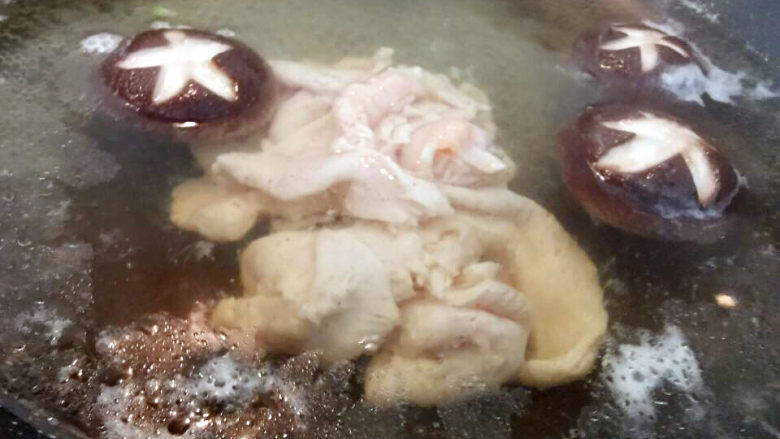 芝士泡面,立即关小火,温水养熟