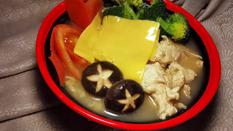 芝士泡面,最后摆上芝士片,冲入热高汤就完成了