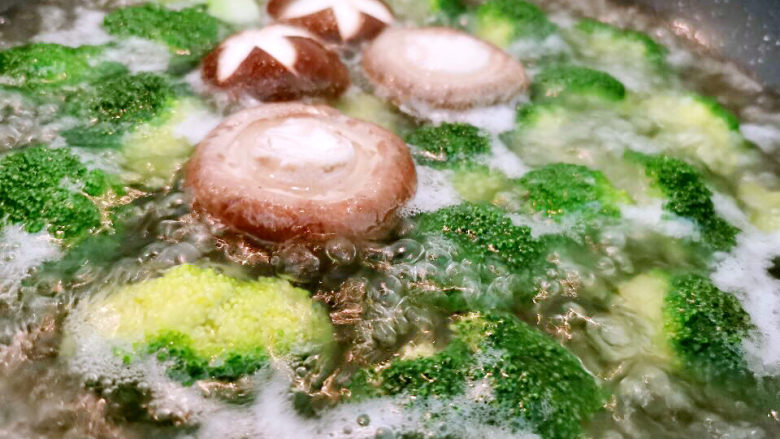 芝士泡面,哈哈,二个都熟了,捞出备用