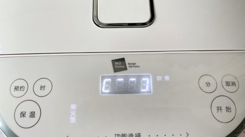 电饭锅焖鸡腿,启动煮饭键功能,坐等程序结束即可