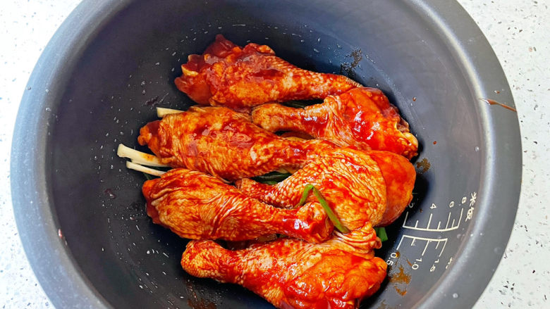 电饭锅焖鸡腿,放入鸡腿