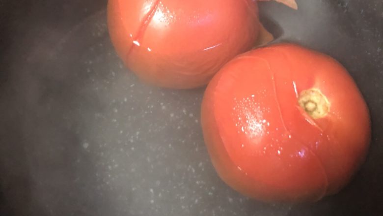 番茄🍅牛小排,开水下锅烫3分钟左右皮就会自己裂开，去皮