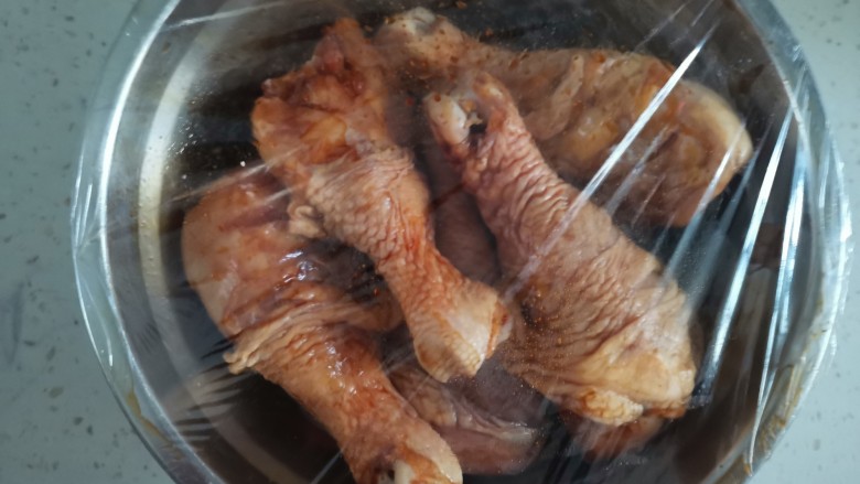 电饭锅焖鸡腿,抓拌均匀盖上保鲜膜腌制4小时以上,我晚上做腌了一夜