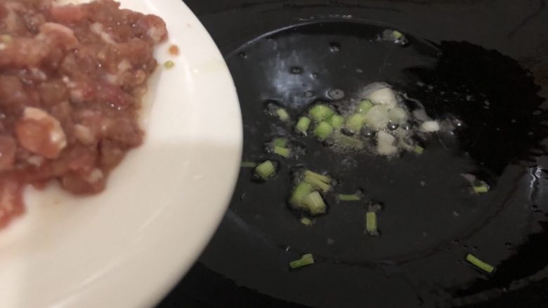 肉末豇豆,下肉末翻炒一下盛出,留油