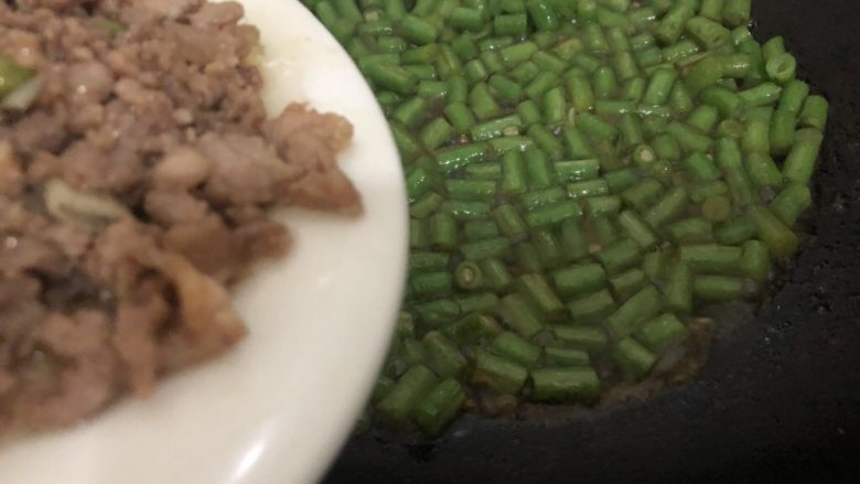 肉末豇豆,加入肉末再翻炒一下