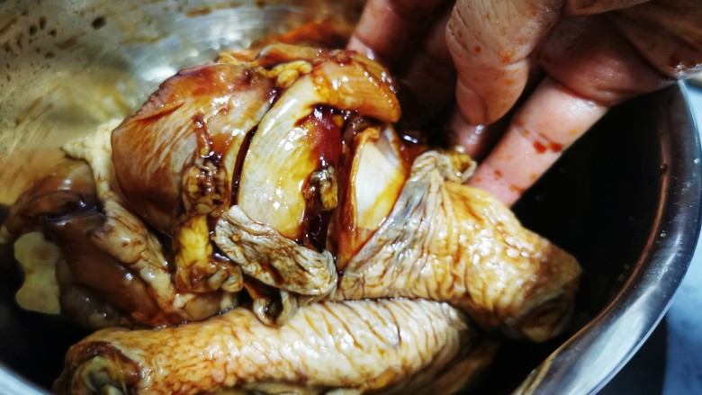 电饭锅焖鸡腿,用手抓捏均匀入味