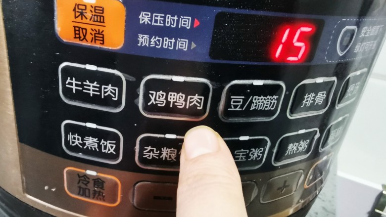 电饭锅焖鸡腿,选择鸡鸭肉键(或者煮饭键)均可