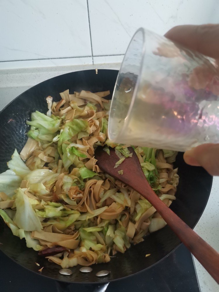 干豆腐炒园白菜,加入一些水