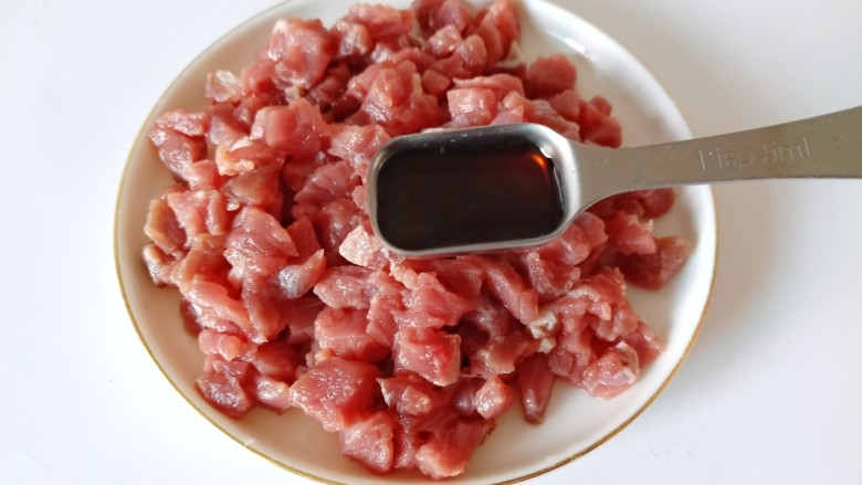 肉末豇豆,牛肉撕去筋膜横着切成小丁,加上蚝油、<a style='color:red;display:inline-block;' href='/shicai/ 788'>生抽</a>。