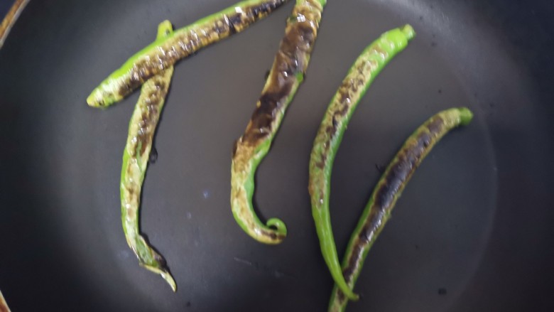 尖椒皮蛋,炒至虎皮出来,炒出香味!