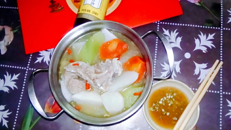 羊肉火锅,用芝麻油、味精、白味腐乳，葱花拌匀做火锅蘸料。