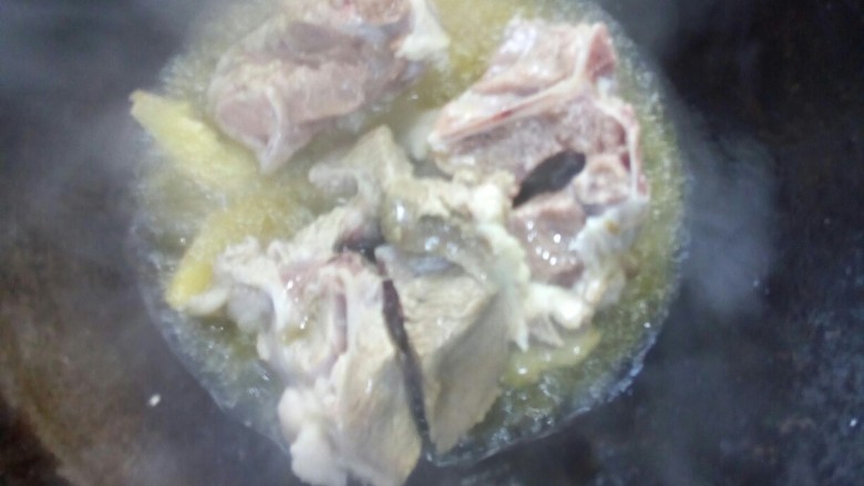 羊肉火锅,大火爆羊排，倒料酒增香。