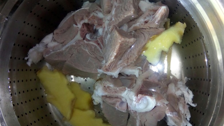 羊肉火锅,<a style='color:red;display:inline-block;' href='/shicai/ 330'>羊排</a>用生姜水泡一晚，袪除腥膻味。