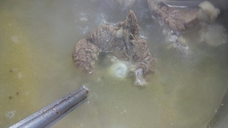 羊肉火锅,炖至汤汁奶白色，放入大枣和枸杞。