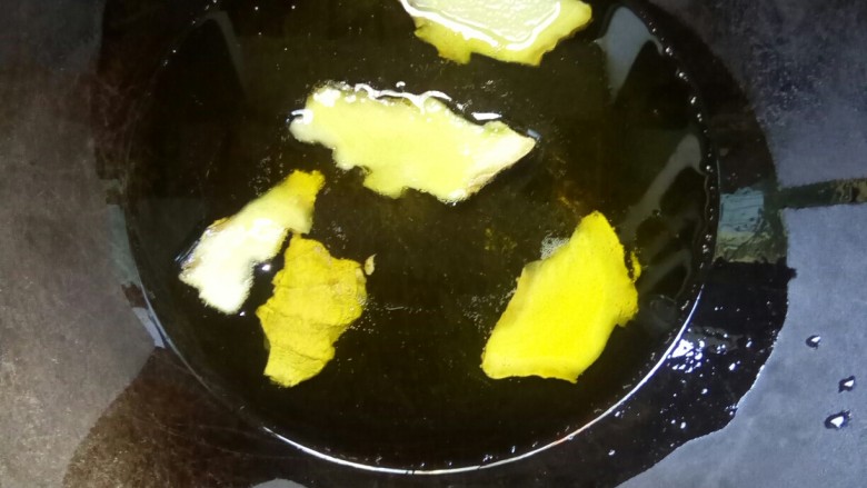 羊肉火锅,炒锅倒食用油，放入老姜小火炒香。