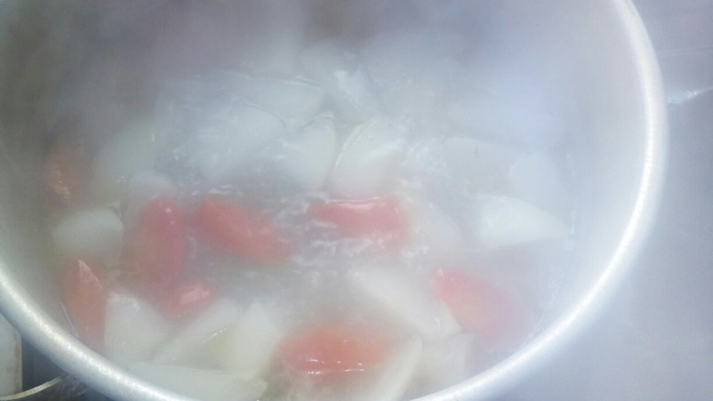 羊肉火锅,锅中放入净菜。