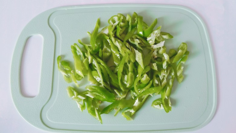 青椒炒豆皮,<a style='color:red;display:inline-block;' href='/shicai/ 61'>青椒</a>去籽对半切开,切成细丝。