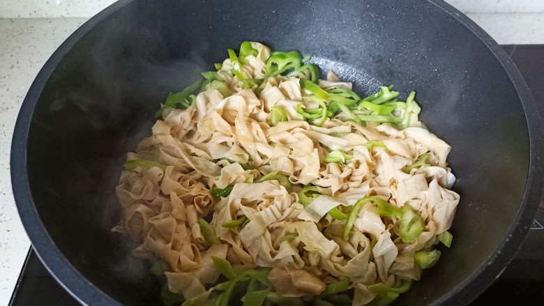 青椒炒豆皮,放入青椒丝。