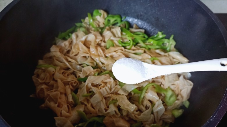 青椒炒豆皮,加盐少许调味翻炒均匀即可出锅!