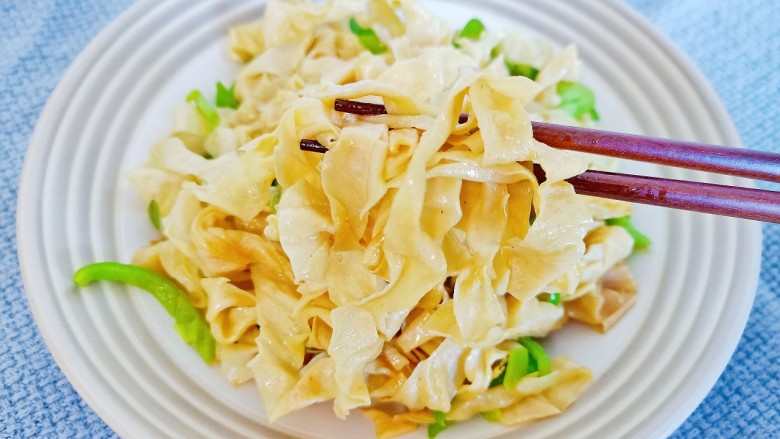 青椒炒豆皮,超级好吃!