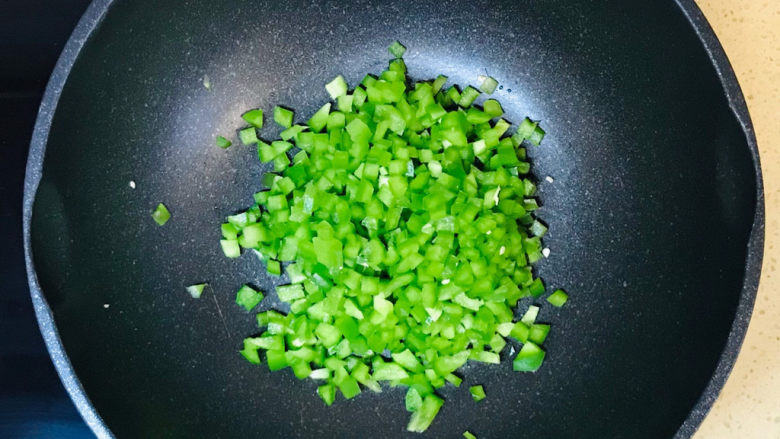 什锦玉米粒,加入青椒,炒出辣味