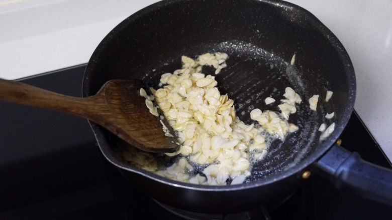特色小甜品--网红🔥焦糖杏仁糯米船,放入杏仁片,轻轻搅拌,让每一颗杏仁都裏上糖浆。