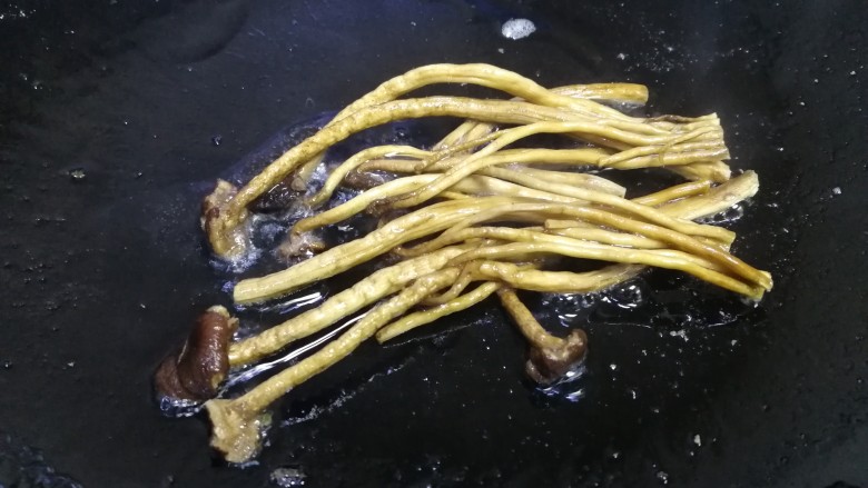 芝士泡面,热锅凉油,放入茶树菇,文火炒香。