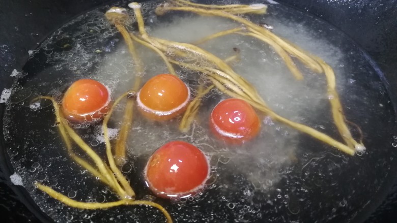 芝士泡面,加适量开水,加小番茄煮开。
