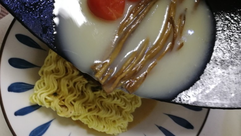 芝士泡面,倒入汤汁,面碗上盖上碟子等上几分钟。