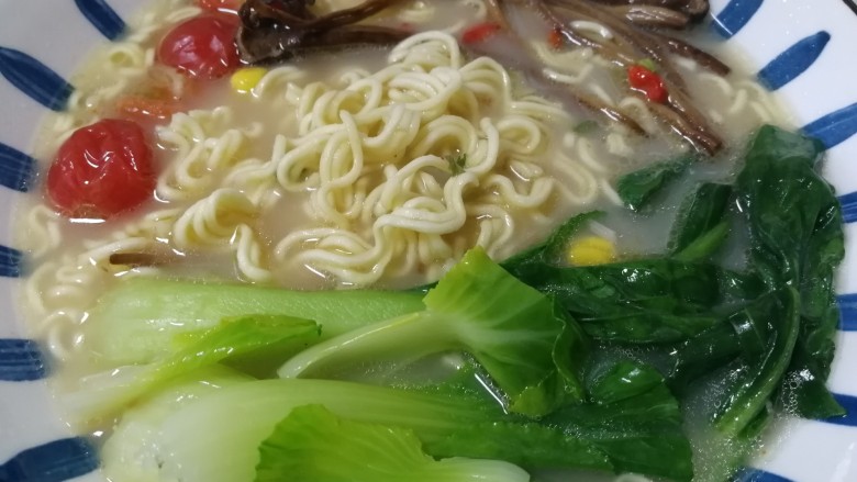 芝士泡面,面泡好,放入小油菜。