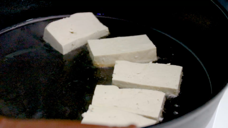 彩椒家常豆腐,锅内放入适量的油,油热后放入豆腐片